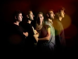 Inicio 27 leona lanza "bailando sola"