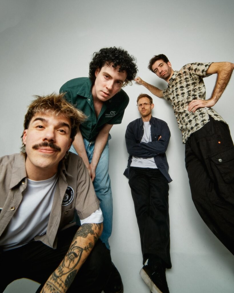 Julieta brilla en Razzmatazz con estreno de Cent per cent y sorpresa de María Escarmiento; Capros lanza A Esta Invitamos Nosotros 5 🔥 Lo último: Julieta reafirma su reinado pop / Capros: La banda de la que todos hablan