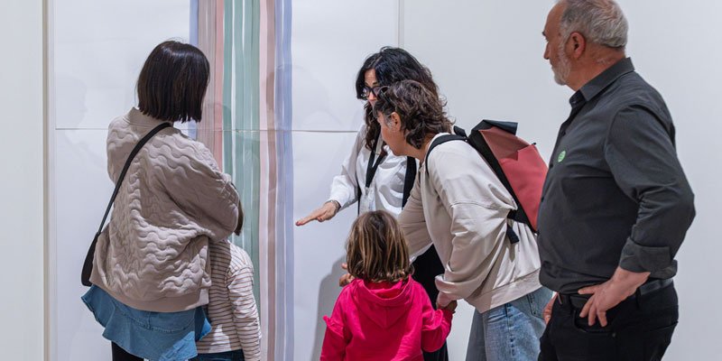 De tú a tú en la exposición «Yuko Mohri: Entrelazamientos»