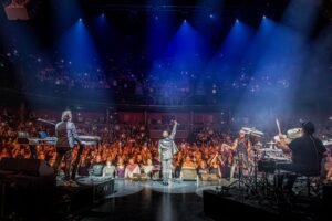 Escenario Santander trae tributos nostálgicos: The Doors in Concert desde Holanda, Mind2Mode con U2, Depeche Mode y Simple Minds, y Disco Flash 90s. ¡Vive