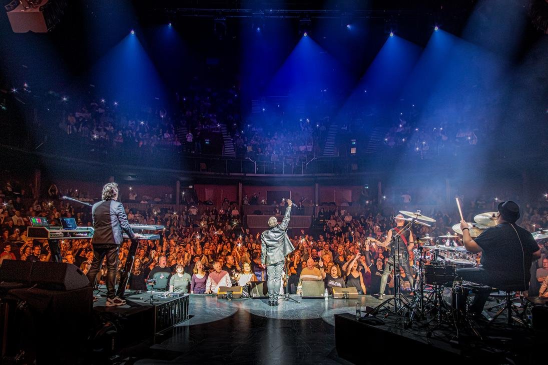 Escenario Santander trae tributos nostálgicos: The Doors in Concert desde Holanda, Mind2Mode con U2, Depeche Mode y Simple Minds, y Disco Flash 90s. ¡Vive