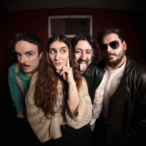 Mazu estrena Arena y sal (la balada), una emotiva balada que explora la memoria, la pérdida y el deseo de volver, disponible este viernes con producción