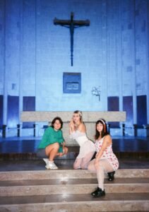 Inicio 26 Descubre la sesión en directo de Aiko el grupo en KEXP grabada en Bilbao. Escucha dos canciones nuevas del próximo álbum del trío madrileño.