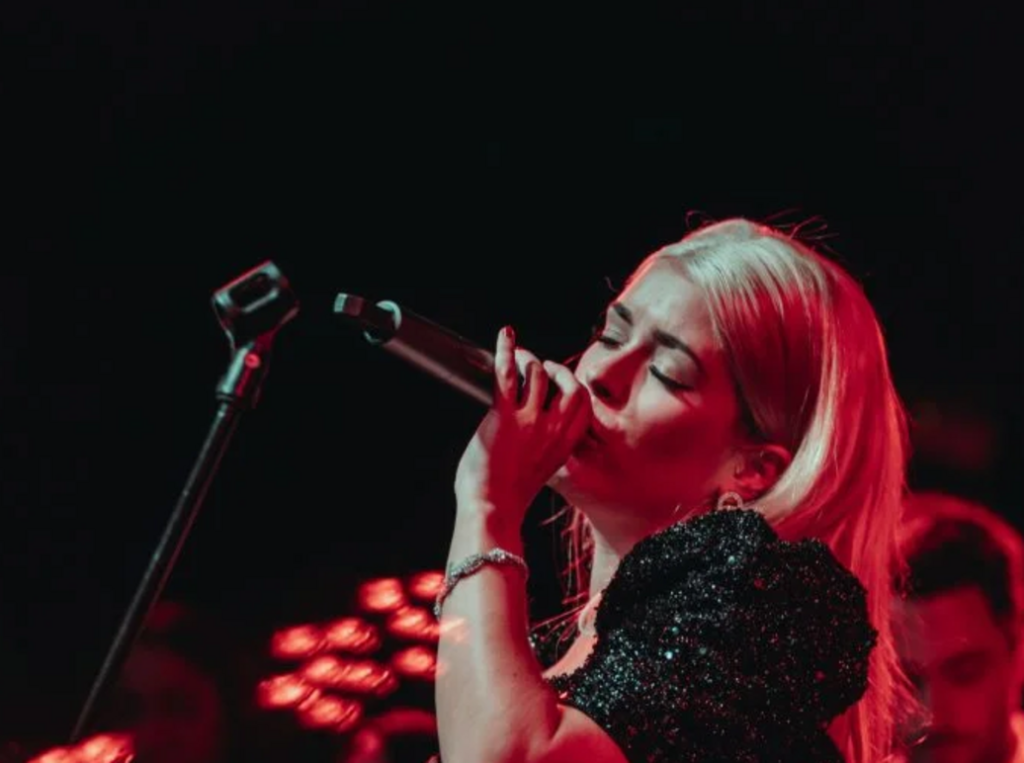 Descubre "River Lea", el tributo definitivo a Adele con Beca Láud en Escenario Santander el 2 de agosto. Experiencia íntima sentada de soul y pop.