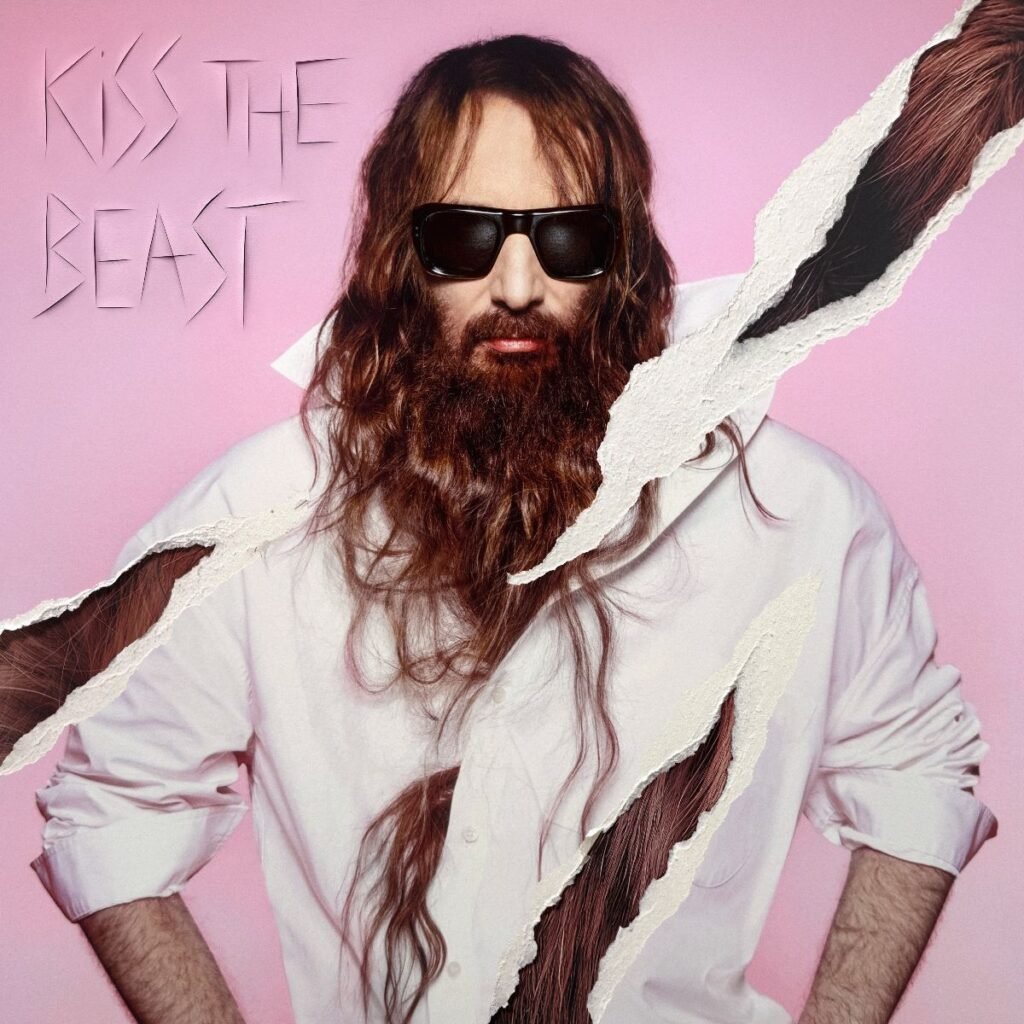 Sébastien Tellier llega a España este verano con su nuevo álbum Kiss The Beast, presentando en directo dos fechas exclusivas en el Festival Grec de