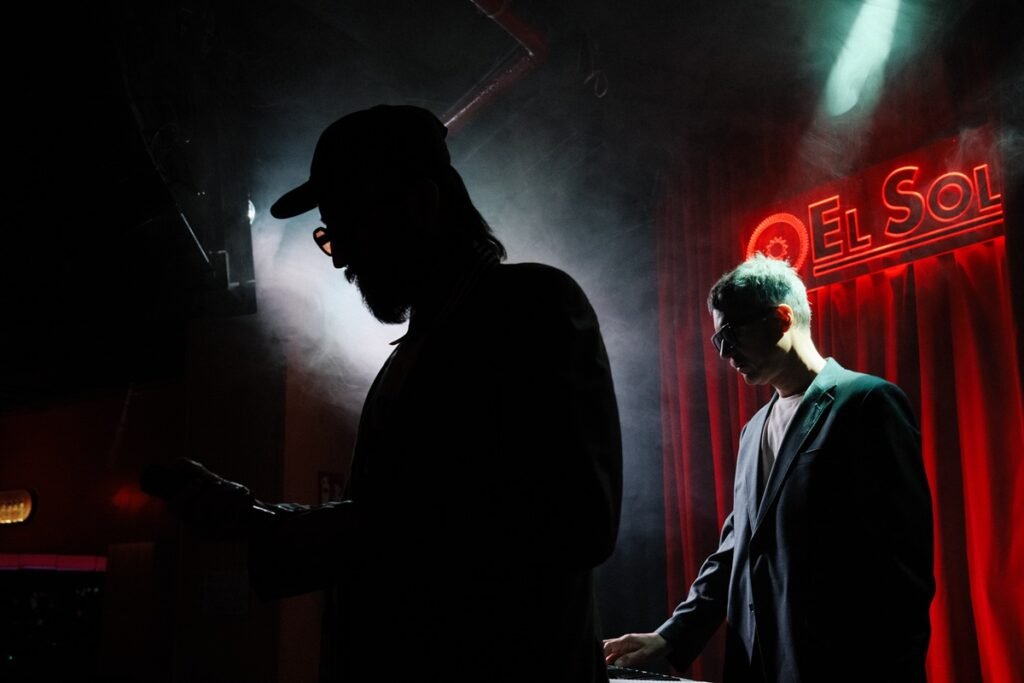 Béla Sándor ficha por Lume y prepara su primer LP de synthpop para 2027, con un sonido onírico, nostálgico y melodías memorables.